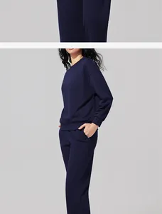 Vista completa de una mujer con un cómodo conjunto de sudadera y pantalones azul marino