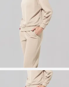 Detalle de la sudadera beige con cuello redondo y pantalones deportivos para mujer