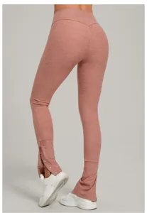 Detailansicht der ausgestellten High-Waist-Yogahose mit geschlitztem Knöchelknopf-Design