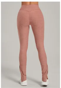 Rückansicht von High-Waist-Yoga-Leggings in Altrosa mit Knopfleiste am geschlitzten Saum
