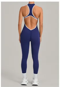 Detailansicht der Rückseite eines dunkelblauen rückenfreien Yoga-Overalls in Blau