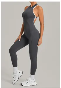 Seitenansicht eines grauen Yoga-Jumpsuits mit weißen Kontrastpaspeln und Rückendetail