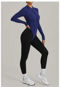 Vue latérale d'un body de fitness bicolore à manches longues et dos nu