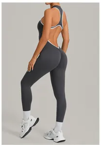 Detailansicht eines rückenfreien grauen Yoga-Bodysuits mit Scrunch-Butt und Kontrastsaum.
