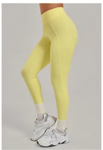 Vista laterale di leggings gialli da yoga a vita alta che evidenziano vestibilità e cuciture.