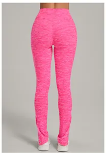 Rückansicht der rosa melierten High-Waist Yoga-Schlaghose zeigt Passform und Textur.