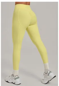 Vista posteriore dettagliata dei leggings da yoga gialli a vita alta effetto scrunch