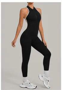 Eleganter schwarzer Yoga-Jumpsuit mit weißen Kontrasten an einem Model im Studio