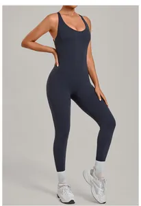 Detail van de strakke pasvorm van een donkergrijze nude-feel eendelige yoga jumpsuit dames.