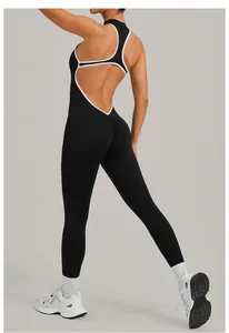 Detail der rückenfreien schwarzen Yoga-Jumpsuit mit weißem Kontrast und Push-up-Effekt am Gesäß
