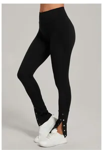 Detailansicht der schwarzen Yoga-Schlaghose mit hoher Taille und Knopfleiste.