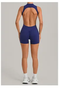 Vista posteriore di un body da yoga blu scuro con schiena scoperta e dettaglio arricciato.