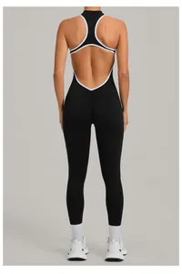 Rückenansicht des schwarzen Yoga-Bodysuits mit Rückenausschnitt und Raffung am Gesäß