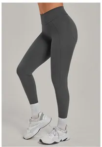 Vista dettagliata dei leggings da yoga grigi a vita alta con effetto push-up sul sedere