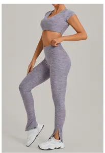 Λεπτομέρεια μωβ σετ γιόγκα με κοντομάνικο crop top και κολάν με καμπάνα στο κάτω μέρος