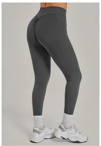 Vista dettagliata dei leggins yoga grigi a vita alta con design scrunch butt per il fitness