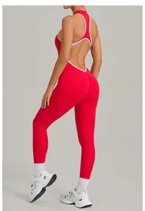 Rückansicht eines roten rückenfreien Yoga-Jumpsuits mit Kontrastpaspel und Scrunch-Butt