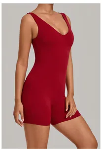 Gedetailleerd overzicht van een donkerrode eendelige yoga-bodysuit met U-hals