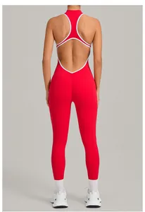 Rückenansicht eines roten rückenfreien Yoga-Jumpsuits mit weißem Rand und Raffung