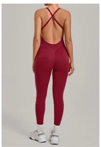 Gedetailleerd achteraanzicht van een bordeauxrode yoga bodysuit met kruisrug en liftende pasvorm.
