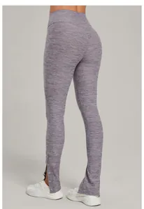 Rückansicht-Detail der ausgestellten High-Waist-Yogahose in weichem, meliertem Lila.