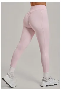 Dettaglio dei leggings yoga rosa chiaro a vita alta con design arricciato sul retro