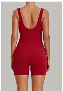 Achteraanzicht van een rode mouwloze yoga jumpsuit met U-hals voor fitness en sporten