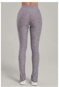 Vollständige Rückansicht von grauen Yoga-Schlaghosen mit hoher Taille und gebürsteter Textur