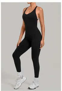 Volledige weergave van een zwarte yoga jumpsuit met kruisruggen en liftend ontwerp.