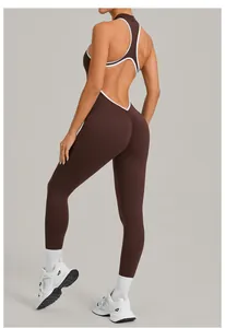 Detailansicht der Rückseite eines braun-weißen Yoga-Jumpsuits mit rückenfreiem Booty-Crunch.