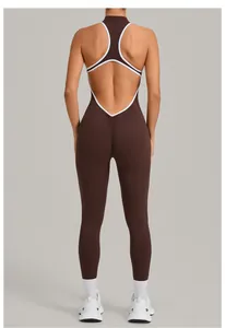 Rückansicht eines braunen Yoga-Bodysuits mit offenem Rücken und Scrunch-Butt-Effekt