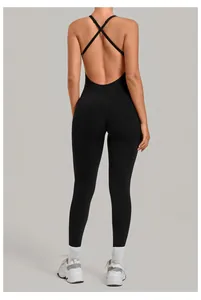 Achteraanzicht van een zwarte rugloze yoga jumpsuit met dunne gekruiste schouderbandjes.