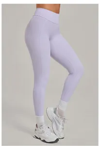 Dettaglio di leggings yoga lavanda a vita alta con cuciture push-up effetto pesca.