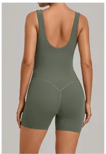 Achteraanzicht van een saliegroene mouwloze dames yoga bodysuit met U-rug