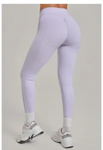 Vista posteriore dettagliata dei leggings da yoga color lavanda a vita alta fitness.