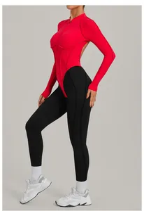 Vue latérale détaillée d'un body de fitness rouge et noir à manches longues et dos nu