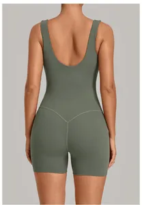 Achteraanzicht van een groene yoga bodysuit met U-hals en strakke sportieve details