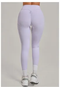 Dettaglio vista posteriore di leggings yoga a vita alta color lavanda con effetto push-up