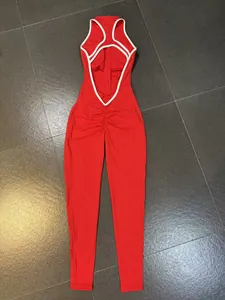 Rückansicht eines roten Yoga-Jumpsuits mit weißem Kontrastbesatz und gerafftem Design detail