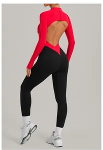 Vue arrière professionnelle d'une combinaison de yoga fitness dos nu rouge et noir
