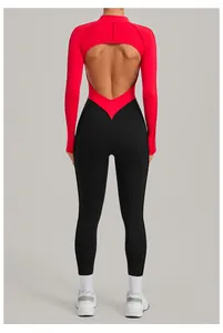 Vue arrière d'un body de sport bicolore rouge et noir dos nu pour le fitness et yoga