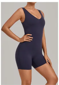 Close-up van mouwloze yoga bodysuit met U-hals en naadloze pasvorm voor optimale steun