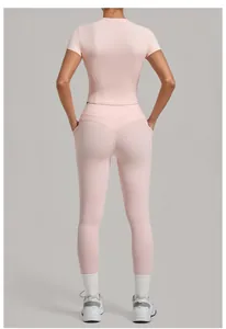 Vue arrière d'un ensemble de yoga rose avec haut à manches courtes et legging.