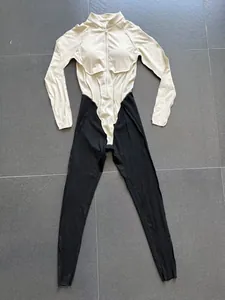 Vue à plat d'un body de fitness bicolore à manches longues avec col montant et demi-zip