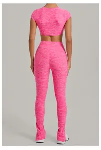 Πίσω όψη του ροζ σετ γιόγκα με κοντομάνικο crop top και κολάν με καμπάνα από βουρτσισμένο ύφασμα
