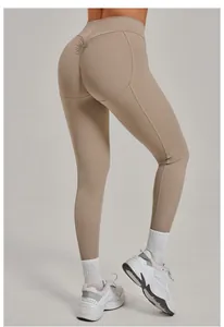 Vista posteriore dei leggings da yoga beige a vita alta con effetto push-up