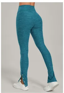 Detailansicht der blau melierten Yoga-Schlaghose mit seitlich geschlitztem Knopfdesign und Textur.