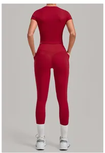 Vue arrière de l'ensemble de yoga rouge taille haute avec un effet push-up sculptant