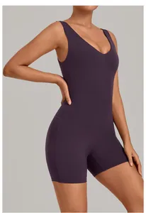 Detailweergave van de donkerpaarse mouwloze yoga-bodysuit voor fitness sport