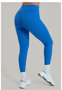 Vista posteriore dettagliata di leggings da yoga blu a vita alta con effetto arricciato